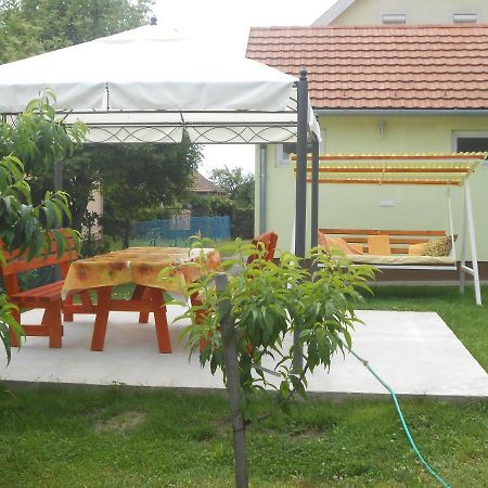 Nora Apartman Apartment Balatonfuzfo Exterior photo
