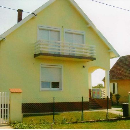 Nora Apartman Apartment Balatonfuzfo Exterior photo