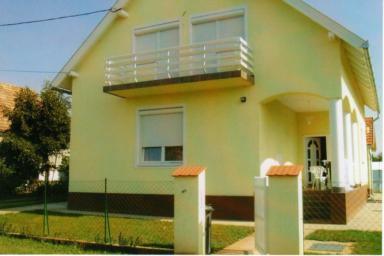 Nora Apartman Apartment Balatonfuzfo Exterior photo