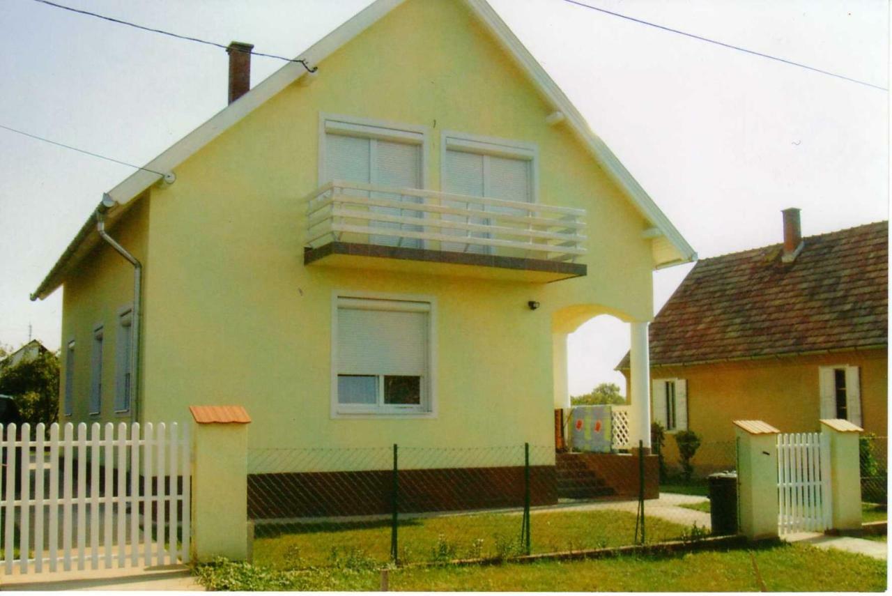 Nora Apartman Apartment Balatonfuzfo Exterior photo
